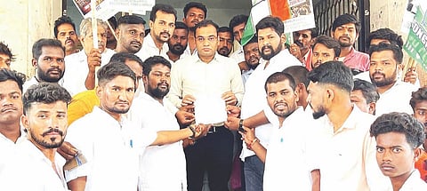 ನೀಟ್ ಪರೀಕ್ಷೆ ಪ್ರಶ್ನೆಪತ್ರಿಕೆ ಸೋರಿಕೆ ಖಂಡಿಸಿ ಸಂಡೂರು ತಾಲೂಕು ಯುವ ಕಾಂಗ್ರೆಸ್ ಪದಾಧಿಕಾರಿಗಳು ತಹಸೀಲ್ದಾರ್ ಅನಿಲ್ ಕುಮಾರಗೆ ಮನವಿ ಸಲ್ಲಿಸಿದರು. ಯುವ ಕಾಂಗ್ರೆಸ್ ಜಿಲ್ಲಾಧ್ಯಕ್ಷ ನಂದಿಹಳ್ಳಿ ಮಂಜುನಾಥ್, ತಾಲೂಕು ಅಧ್ಯಕ್ಷ ಬಸವರಾಜ್ ಬ್ರೂಸ್ಲಿ, ಜಿಲ್ಲಾ ಆಡ್ಮಿನ್ ಯು.ಕುಮಾರಸ್ವಾಮಿ, ಪ್ರಮುಖರಾದ ಶಿವಕುಮಾರ್, ಅಜಯ್ ಕುಮಾರ್ ಇತರರಿದ್ದರು.