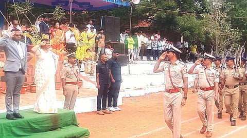ಸಂಡೂರಿನಲ್ಲಿ 80ನೇ ಸ್ವಾತಂತ್ರೊೃೀತ್ಸವ ಕಾರ್ಯಕ್ರಮದಲ್ಲಿ ಶಾಸಕಿ ಅನ್ನಪೂರ್ಣ ತುಕಾರಾಮ್ ಗೌರವ ವಂದನೆ ಸ್ವೀಕರಿಸಿದರು. ತಹಸೀಲ್ದಾರ್ ಜಿ.ಅನಿಲ್ ಕುಮಾರ್, ತಾಪಂ ಇಒ ಮಡಗಿನ ಬಸಪ್ಪ  ಇತರರಿದ್ದರು.