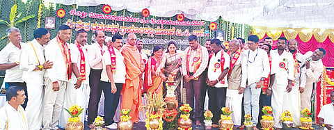 ಸರಗೂರು ತಾಲೂಕಿನ ಕೊತ್ತೇಗಾಲ ಗ್ರಾಮದಲ್ಲಿ ಧರ್ಮಸ್ಥಳ ಗ್ರಾಮಾಭಿವೃದ್ಧಿ ಯೋಜನೆ ಬಿಸಿ ಟ್ರಸ್ಟ್ ಹುಲ್ಲಹಳ್ಳಿ ಯೋಜನೆ ಮುಳ್ಳೂರು ವಲಯದ ವತಿಯಿಂದ ಆಯೋಜಿಸಿದ್ದ ಸತ್ಯನಾರಾಯಣ ಪೂಜಾ ಹಾಗೂ ಧಾರ್ಮಿಕ ಸಭಾ ಕಾರ್ಯಕ್ರಮವನ್ನು ಗಣ್ಯರು ಉದ್ಘಾಟಿಸಿದರು. ಮಹದೇವಸ್ವಾಮೀಜಿ, ಸೌಮ್ಯಾ ಅನೀಲ್, ರವಿ, ಗಣೇಶ್ ನಾಯಕ, ಮಂಜುನಾಥ್, ನರಸಿಂಹಮೂರ್ತಿ ಇದ್ದರು.