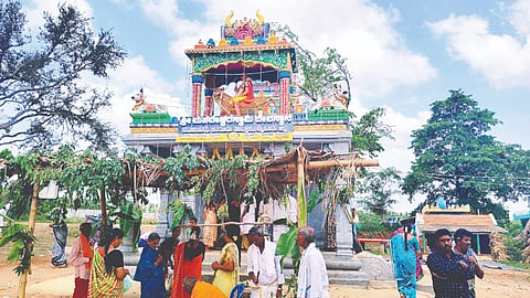 ಸರಗೂರು ತಾಲೂಕಿನ ನಂಜೀಪುರ ಗ್ರಾಮದಲ್ಲಿ ಮಹದೇಶ್ವರಸ್ವಾಮಿ ದೇವಸ್ಥಾನದ 48ನೇ ದಿನದ ಮಂಡಲ ಪೂಜೆ ಶ್ರದ್ಧಾಭಕ್ತಿಯಿಂದ ನೆರವೇರಿತು. ಗ್ರಾಮದ ಮುಖಂಡರಾದ ಶಿವಮಲ್ಲಪ್ಪ, ಶಿವರಾಜಪ್ಪ, ಪ್ರಭುಸ್ವಾಮಿ ಇತರರು ಇದ್ದರು.