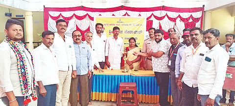 ಸರಗೂರು ಪಟ್ಟಣದ ತಹಸೀಲ್ದಾರ್ ಕಚೇರಿ ಆವರಣದಲ್ಲಿ ಶ್ರೀ ಸಂತ ಸೇವಾಲಾಲ್ ಜಯಂತಿ ಕಾರ್ಯಕ್ರಮವನ್ನು ಪಪಂ ಅಧ್ಯಕ್ಷೆ ಚೈತ್ರಾ ಸ್ವಾಮಿ ಉದ್ಘಾಟಿಸಿ ಮಾತನಾಡಿದರು. ಮಲ್ಲೇಶ್ ನಾಯಕ, ಮಹದೇವ ನಾಯಕ, ರಾಜನಾಯಕ ಇತರರು ಇದ್ದರು. 