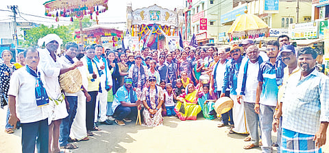 ಸರಗೂರು ತಾಲೂಕಿನ ಪಟ್ಟಣದ ನಾಲ್ಕನೇ ವಾರ್ಡಿನ ಬಲಗೈ ಸಮಾಜದವರು ಬಾಬಾ ಸಾಹೇಬ್ ಅಂಬೇಡ್ಕರ್ ಅವರ 135 ನೇ ಜಯಂತಿಯನ್ನು ವಿಜೃಂಭಣೆಯಿಂದ ಆಚರಿಸಿದರು. 