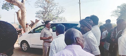 ಕೊಲೆಯಾದ ಮೊಳೆಯೂರು ಗ್ರಾಮಕ್ಕೆ ಎಸ್ ಪಿ ಮಲ್ಲಿಕಾರ್ಜುನ ಬಾಲದಂಡಿ ಭೇಟಿ ನೀಡಿದರು.