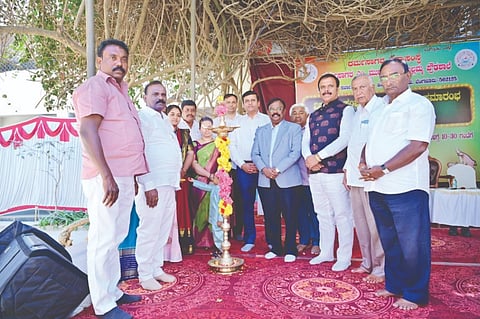 ಸರ್ಜಾಪುರ ಸಮೀಪದ Anniversary ದೊಮ್ಮಸಂದ್ರ ಗ್ರಾಮದ ಧರ್ಮಸಾಗರ ಎಂ. ಮುದ್ದಣ್ಣ ಮುನ್ನಿ ಮಲ್ಲಮ್ಮ ಪ್ರೌಢಶಾಲೆಯಲ್ಲಿ ಹಮ್ಮಿಕೊಂಡಿದ್ದ ವಿದ್ಯಾರ್ಥಿ ಸಂದ ವಾರ್ಷಿಕೋತ್ಸವ ಸಮಾರಂಭದಲ್ಲಿ ವಿದ್ಯಾಸಂಸ್ಥೆಯ ಉಪಾಧ್ಯ ಅಶ್ವಥ್​ ನಾರಾಯಣ ರೆಡ್ಡಿ, ಖಜಾಂಚಿ ಡಾ.ಡಿ.ವಿ ಧನರಾಜ್​, ಕಾರ್ಯದರ್ಶಿ ಬಿ.ವಿ ಶಾಂತಕುಮಾರ್​ ಇದ್ದರು.
