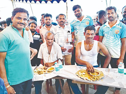  ಸುಂಡಹಳ್ಳಿ ಗ್ರಾಮದ ಶ್ರೀ ಕೆರೆಕೋಡಮ್ಮ ಯುವಕ ಸಂಘದಿಂದ ಆಯೋಜಿಸಿದ್ದ ನಾಟಿಕೋಳಿ ಸಾರು-ಮುದ್ದೆ ಉಣ್ಣುವ ಸ್ಪರ್ಧೆಯಲ್ಲಿ ಭಾಗವಹಿಸಿದ್ದ ಸ್ಪರ್ಧಿಗಳು.