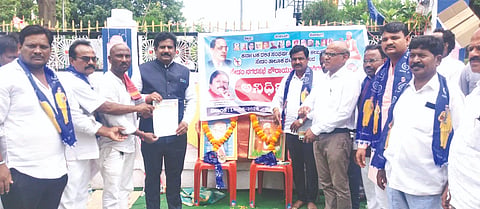 ಸೇಡಂನಲ್ಲಿರುವ ಅಕ್ರಮ ಕಟ್ಟಡಗಳನ್ನು ತೆರವುಗೊಳಿಸಬೇಕು ಎಂದು ಒತ್ತಾಯಿಸಿ ಡಾ.ಅಂಬೇಡ್ಕರ್​ ಪುತ್ಥಳಿ ಎದುರು ದಲಿತ ಸಂರ್ಷ ಸಮಿತಿಯಿಂದ ಹಮ್ಮಿಕೊಂಡಿರುವ ಅನಿರ್ದಿಷ್ಟಾವಧಿ ಧರಣಿ ಸ್ಥಳಕ್ಕೆ ಎಸಿ ಪ್ರಭುರೆಡ್ಡಿ ಭೇಟಿ ನೀಡಿ ಮನವಿ ಸ್ವೀಕರಿಸಿದರು. ಜಗನ್ನಾಥ ಬಿಜನಳ್ಳಿ, ಶಿವಪುತ್ರಪ್ಪ ಮೋಘಾ, ಶ್ರೀಶೈಲ್​ ಎಂ.ಜಿ., ರಾಮು ಕಣೇಕಲ್​ ಇತರರಿದ್ದರು.