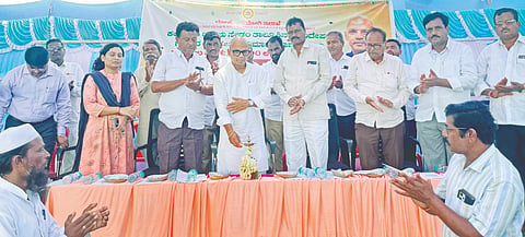 ಸೇಡಂ ತಾಲೂಕಿನ ಬೊಂದೇಂಪಲ್ಲಿಯಲ್ಲಿ ಸೇತುವೆ ನಿರ್ಮಾಣ ಕಾಮಗಾರಿಗೆ ಸಚಿವ ಡಾ.ಶರಣಪ್ರಕಾಶ ಪಾಟೀಲ್​ ಶಂಕುಸ್ಥಾಪನೆ ನೆರವೇರಿಸಿದರು. ಶ್ರೀಯಾಂಕಾ ಧನಶ್ರೀ, ಶಿವಶರಣಪ್ಪ ಜೇವರ್ಗಿ, ಸದಾಶಿವರೆಡ್ಡಿ, ಹೇಮ್ಲಾನಾಯಕ, ಸತೀಶರೆಡ್ಡಿ ರಂಜೋಳ ಇದ್ದರು. 