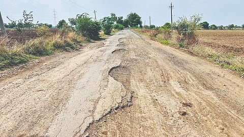 ಸೇಡಂ ಕ್ಷೇತ್ರದ ಯಲ್ಲಮ್ಮಗೇಟ್​& ಗಡಿಕೇಶ್ವಾರ ಗ್ರಾಮ ಮಧ್ಯದ ರಸ್ತೆ ಸಂಪೂರ್ಣ ಹಾಳಾಗಿರುವುದು.