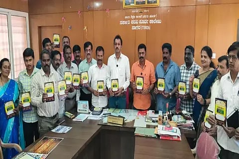 ಸಾಗರದ ಸರ್ಕಾರಿ ಪದವಿಪೂರ್ವ ಕಾಲೇಜಿನಲ್ಲಿ ಸೋಮವಾರ ಸುವರ್ಣ ಮಹೋತ್ಸವ ಕಾರ್ಯಕ್ರಮದ ಆಹ್ವಾನ ಪತ್ರಿಕೆ ಬಿಡುಗಡೆಗೊಳಿಸಲಾಯಿತು. ಬಿ.ಎ.ಇಂದೂಧರ ಬೇಸೂರು, ಕೆ.ಸಿ.ಸತ್ಯನಾರಾಯಣ, ಲೋಕೇಶ್ ಇತರರಿದ್ದರು.
