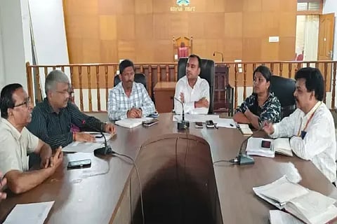 ಸಾಗರದಲ್ಲಿ ಆಯೋಜಿಸಿದ್ದ ಕೆಎಫ್‌ಡಿ ಮತ್ತು ಪಲ್ಸ್ ಪೋಲಿಯೋ ಕುರಿತು ಅಧಿಕಾರಿಗಳೊಂದಿಗಿನ ಸಭೆಯಲ್ಲಿ ವಿರೇಶ್‌ಕುಮಾರ್, ರಶ್ಮಿ, ಶಿವಪ್ರಕಾಶ್, ಸದಾನಂದಸ್ವಾಮಿ, ಡಾ. ಹರ್ಷವರ್ಧನ್ ಇತರರಿದ್ದರು.