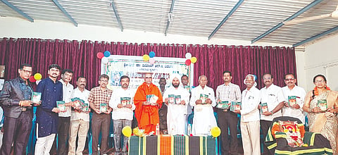 ಸಿರಗುಪ್ಪ ಗುರುಭವನದಲ್ಲಿ ಆಯೋಜಿಸಿದ್ದ ಸೇವಾಲಾಲ್ ಜಯಂತಿ ಕಾರ್ಯಕ್ರಮದಲ್ಲಿ ಸಂಶೋಧನಾರ್ಥಿ ಡಾ.ವಿನೋದ್ ಆರ್.ಬಿ. ರಚಿಸಿದ ‘ಶ್ರೀ ಸೇವಾ ಚರಿತಾಮೃತ’ ಪುಸ್ತಕವನ್ನು ಶ್ರೀ ರಾಮನಗರ ಶಾಖಾಮಠದ ಡಾ.ಕುಮಾರ ಮಹಾರಾಜರು ಬಿಡುಗಡೆಗೊಳಿಸಿದರು.