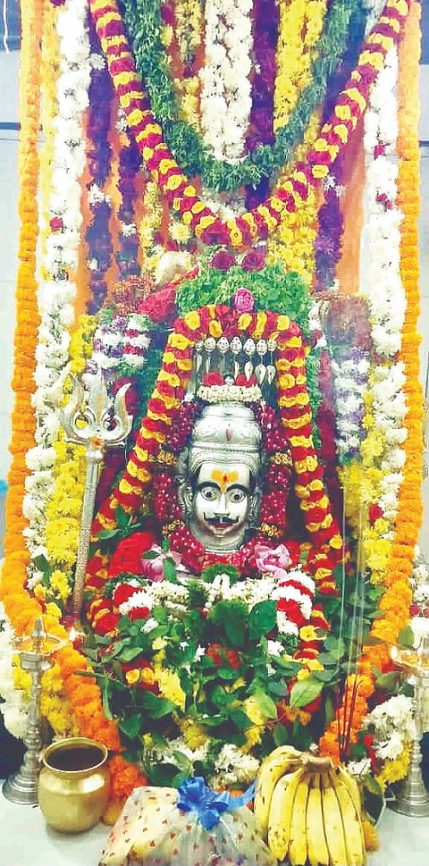 ಸಿರಗುಪ್ಪ ಶಂಭುಲಿಂಗೇಶ್ವರ ದೇವಸ್ಥಾನದಲ್ಲಿ ಸ್ವಾಮಿಗೆ ಹೂವಿನ ಅಲಂಕರಿಸಿ ವಿಶೇಷ ಪೂಜೆ ಸಲ್ಲಿಸಲಾಯಿತು. 