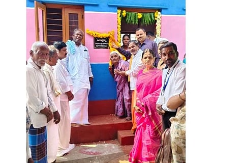 ಸಿರಗುಪ್ಪ ತಾಲೂಕಿನ ಉಪ್ಪಾರ ಹೊಸಹಳ್ಳಿ ಗ್ರಾಮದ ಹೋಟೆಲ್ ನೀಲಮ್ಮ ಅವರಿಗೆ ಧರ್ಮಸ್ಥಳ ಗ್ರಾಮಾಭಿವೃದ್ಧಿ ಯೋಜನೆಯಡಿ ವಾತ್ಸಲ್ಯ ಮನೆಯನ್ನು ಹಸ್ತಾಂತರಿಸಿದರು. ಜಿಲ್ಲಾ ನಿರ್ದೇಶಕ ರೋಹಿತಾಕ್ಷ , ಮಾಜಿ ಶಾಸಕ ಎಮ್.ಎಸ್.ಸೋಮಲಿಂಗಪ್ಪ, ಗ್ರಾಪಂ ಮಾಜಿ ಅಧ್ಯಕ್ಷೆ ಸುವರ್ಣಮ್ಮ, ತಾಲೂಕು ಕ್ಷೇತ್ರ ಯೋಜನಾಧಿಕಾರಿ ಸುಧೀರ್ ಹಂಗಳೂರು ಇತರರಿದ್ದರು.