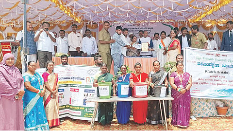 ಸಿರಗುಪ್ಪದಲ್ಲಿ ಸ್ವಾತಂತ್ರೊೃೀತ್ಸವ ಕಾರ್ಯಕ್ರಮದಲ್ಲಿ ಸ್ವಚ್ಛತಾ ಅಂದೋಲನದ ಜಾಗೃತಿಯ ಕಾರ್ಯಕ್ರಮಕ್ಕೆ ತೆಕ್ಕಲಕೋಟೆ ಪಪಂ ಸಿಬ್ಬಂದಿ ಬಹುಮಾನ ಪಡೆದರು. ತಹಸೀಲ್ದಾರ್ ಗೌಸೀಯಾ ಬೇಗಂ, ಶಾಸಕ ಬಿ.ಎಂ.ನಾಗರಾಜ, ಪುರಸಭೆ ಮಾಜಿ ಅಧ್ಯಕ್ಷ ಬಿ.ಎಂ.ಸತೀಶ್, ತಾಲೂಕು ಆರೋಗ್ಯಾಧಿಕಾರಿ ದಮ್ಮೂರು ಬಸವರಾಜ, ಪೌರಾಯುಕ್ತ ಗಂಗಾಧರ, ತಾಪಂ ಇ.ಒ.ಪವನ್ ಕುಮಾರ್, ಕ್ಷೇತ್ರಶಿಕ್ಷಣಾಧಿಕಾರಿ ಎಚ್.ಗುರಪ್ಪ ಇತರರಿದ್ದರು.