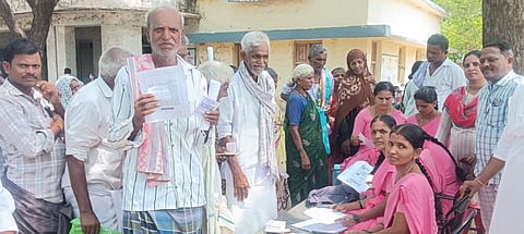 ಸಿರಿಗೇರಿ ಪ್ರಾಥಮಿಕ ಆರೋಗ್ಯ ಕೇಂದ್ರದಲ್ಲಿ ಶಿವಮೊಗ್ಗದ ಶಂಕರ ಕಣ್ಣಿನ ಆಸ್ಪತ್ರೆಯಿಂದ ಆಯೋಜಿಸಿದ್ದ ಉಚಿತ ತಪಾಸಣೆ ಶಿಬಿರದಲ್ಲಿ ಆಶಾ ಕಾರ್ಯಕರ್ತೆಯರು ಹೆಸರು ನೋಂದಣಿ ಮಾಡಿಕೊಂಡರು.