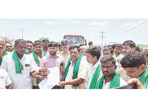 ಸಿಂಧನೂರಿನ ರಾಗಲಪರ್ವಿ-ಬಳಗಾನೂರು ಕ್ರಾಸ್ ಬಳಿ ತಹಸೀಲ್ದಾರ್ ಅರುಣ್ ದೇಸಾಯಿಗೆ ರೈತ ಸಂಘ ಹಾಗೂ ಹಸಿರು ಸೇನೆ ಮನವಿ ಸಲ್ಲಿಸಿತು. ಸಂಘದ ರಾಜ್ಯ ಕಾರ್ಯದರ್ಶಿ ಅಮೀನ್‌ಪಾಷಾ ದಿದ್ದಗಿ, ಜಿಲ್ಲಾಧ್ಯಕ್ಷ ಬಸವರಾಜ ಹಂಚಿನಾಳ, ತಾಲೂಕು ಅಧ್ಯಕ್ಷ ಶಿವನಗೌಡ ತಿಡಿಗೋಳ, ಪಾಧ್ಯಕ್ಷ ಯುಸೂಫ್‌ಸಾಬ್, ಗೌರವಾಧ್ಯಕ್ಷ ಅಣ್ಣಪ್ಪ, ವೀರೇಶ, ಖಾದರ್ ಇತರರಿದ್ದರು.