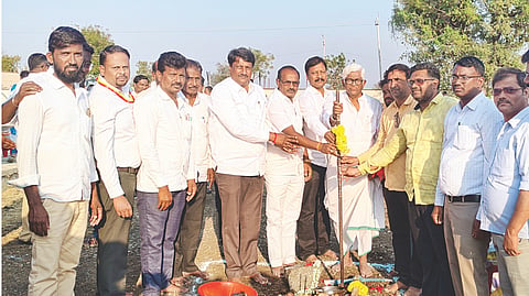 ಸಿಂಧನೂರಿನ ಒಳಬಳ್ಳಾರಿ ರಸ್ತೆಯ ಅಲ್ಪಸಂಖ್ಯಾತರ ಮುರಾರ್ಜಿ ದೇಸಾಯಿ ವಸತಿ ಶಾಲೆಯಲ್ಲಿ ಸಿಬ್ಬಂದಿ ವಸತಿ ಗೃಹಗಳ ನಿರ್ಮಾಣಕ್ಕೆ ಶಾಸಕ ಹಂಪನಗೌಡ ಬಾದರ್ಲಿ ಭೂಮಿಪೂಜೆ ನೆರವೇರಿಸಿದರು. ಪಿಕಾರ್ಡ್ ಬ್ಯಾಂಕ್ ಅಧ್ಯಕ್ಷ ಎಂ.ದೊಡ್ಡಬಸವರಾಜ, ಟಿಎಪಿಸಿಎಂಎಸ್ ಅಧ್ಯಕ್ಷ ಶರಣಪ್ಪ ರಡ್ಡೇರ್ ಕೆ.ಹೊಸಳ್ಳಿ, ಪ್ರಾಧಿಕಾರದ ಸದಸ್ಯ ಖಾಜಿ ಮಲಿಕ್, ನಗರಸಭೆ ಮಾಜಿ ಸದಸ್ಯ ಶಬ್ಬೀರ್ ನಾಯಕ್, ಜಿಲ್ಲಾ ಕೆಡಿಪಿ ಸದಸ್ಯ ಶಫಿ ಉಲ್ಲಾ ಖಾನ್ ಇದ್ದರು.