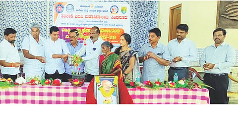 ಸಿಂಧನೂರು ತಾಲೂಕಿನ ಗಾಂಧಿನಗರದಲ್ಲಿ ಹಮ್ಮಿಕೊಂಡಿದ್ದ ಎನ್ನೆಸ್ಸೆಸ್ ವಾರ್ಷಿಕ ವಿಶೇಷ ಶಿಬಿರವನ್ನು ಸರ್ಕಾರಿ ಪದವಿ ಕಾಲೇಜಿನ ಅಭಿವೃದ್ಧಿ ಸಮಿತಿ ಸದಸ್ಯ ತಿಮ್ಮಣ್ಣ ಸಾಹುಕಾರ ಕುರುಕುಂದ ಉದ್ಘಾಟಿಸಿದರು. ಪ್ರಾಚಾರ್ಯ ಪಾಂಡುರಂಗ, ಅಭಿವೃದ್ಧಿ ಸಮಿತಿ ಸದಸ್ಯರಾದ ವೀರೇಶ ಸಾನಬಾಳ, ಅಯ್ಯನಗೌಡ ಕಲ್ಲೂರು, ಹನುಮೇಶ ನಾಯಕ, ಶರಣಪ್ಪ ಉಪ್ಪಲದೊಡ್ಡಿ ಇತರರಿದ್ದರು.