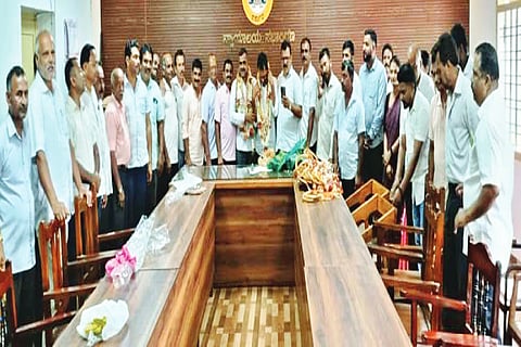 ಶೃಂಗೇರಿ ಟಿಎಪಿಸಿಎಂಎಸ್ ಅಧ್ಯಕ್ಷ ಎಚ್.ಕೆ.ನವೀನ್ ಮತ್ತು ಉಪಾಧ್ಯಕ್ಷ ಪುರುಷೋತ್ತಮ್ ಹೆಗ್ಡೆ  ಅವರನ್ನು ಸದಸ್ಯರು ಅಭಿನಂದಿಸಿದರು.