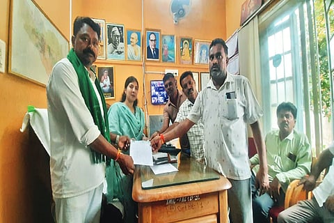  ಹಳಿಯೂರು ಬಸ್‌ನಿಲ್ದಾಣ ದುರಸ್ತಿ ಹಾಗೂ ಬಯಲು ಬಸವೇಶ್ವರ ಸ್ವಾಮಿ ದೇಗುಲಕ್ಕೆ ಚರಂಡಿ ನೀರು ಹರಿವುದನ್ನು ತಡೆಗಟ್ಟಬೇಕು ಎಂದು ಆಗ್ರಹಿಸಿ ರೈತ ಸಂಘದ ತಾಲೂಕು ಘಟಕ ಪದಾಧಿಕಾರಿಗಳು ಪುರಸಭೆ ಮುಖ್ಯಾಧಿಕಾರಿ ತಾಹೀರಾ ತಸ್ನಿಮ್‌ಗೆ ಮನವಿ ಸಲ್ಲಿಸಿದರು. 
