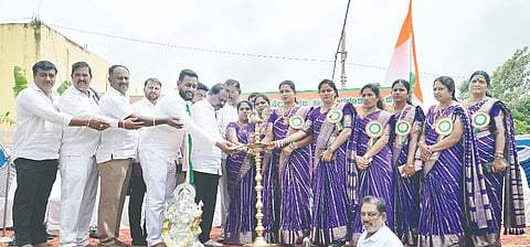 ತ್ಯಾಮಗೊಂಡ್ಲು ಗ್ರಾಪಂನಲ್ಲಿ ಅಧ್ಯಕ್ಷೆ ಸುಮಿತ್ರಾ ನಾಗೇಶ್​ ಧ್ವಜಾರೋಹಣ ನೆರವೇರಿಸಿದರು. ಸದಸ್ಯರಾದ ನಾಗೇಂದ್ರ, ಚಿಕ್ಕತಿಮ್ಮಯ್ಯ, ಪ್ರಹ್ಲಾದ್​ ಇತರರು ಇದ್ದರು. 
