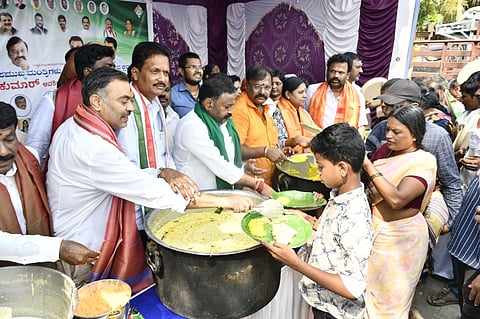 ಬಳ್ಳಾರಿಯ ಕನಕ ದುರ್ಗಮ್ಮ ದೇವಸ್ಥಾನ ಮುಂಭಾಗದಲ್ಲಿ  ಡಿಸಿಎಂ ಡಿ.ಕೆ.ಶಿವಕುಮಾರ್ ಹುಟ್ಟುಹಬ್ಬದ ಹಿನ್ನೆಲೆ ಅನ್ನದಾನ ಕಾರ್ಯಕ್ರಮ ಹಮ್ಮಿಕೊಳ್ಳಲಾಗಿತ್ತು. ಮೇಯರ್ ಪಿ.ಗಾದೆಪ್ಪ, ಬುಡಾ ಅಧ್ಯಕ್ಷ ಆಂಜನೇಯಲು, ಸಂಸದ ಈ.ತುಕಾರಾಮ್, ಪಾಲಿಕೆ ಸದಸ್ಯ ಕುಬೇರ ಇತರರಿದ್ದರು.