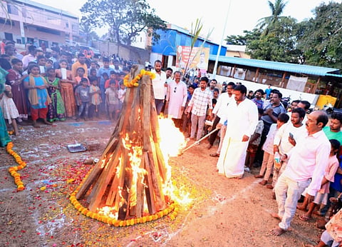 ಬಳ್ಳಾರಿಯಲ್ಲಿ ಆಯೋಜಿಸಿದ್ದ ಸಂಕ್ರಾಂತಿ ಹಬ್ಬದ ಭೋಗಿ ಸಂಭ್ರಮಕ್ಕೆ ಪಾಲಿಕೆ ಸದಸ್ಯ ಎಂ.ಪ್ರಭಂಜನ್ ಕುಮಾರ್ ಆಗ್ನಿ ಸ್ಪರ್ಶ ಮಾಡುವ ಮೂಲಕ ಚಾಲನೆ ನೀಡಿದರು.
