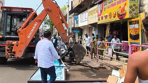 ಬಳ್ಳಾರಿಯ ಗಡಗಿ ಚನ್ನಪ್ಪ ವೃತ್ತದಲ್ಲಿ  ಪುಟಪಾತ್ ರಸ್ತೆ ಮೇಲೆ ಅಕ್ರಮವಾಗಿ ನಿರ್ಮಿಸಲಾಗಿದ್ದ ನಾಮಫಲಕವನ್ನು ಜೆಸಿಬಿ ಮೂಲಕ ತೆರವುಗೊಳಿಸಲಾಯಿತು. ===