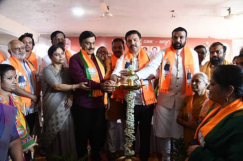 ಬಳ್ಳಾರಿಯ ಬಿಜೆಪಿ ಕಚೇರಿಯಲ್ಲಿ  ಎಸ್‌ಐಆರ್ ಕುರಿತು ಆಯೋಜಿಸಿದ್ದ ಸಭೆಯಲ್ಲಿ ಬಿಜೆಪಿ ರಾಜ್ಯಾಧ್ಯಕ್ಷ ಬಿ.ವೈ.ವಿಜಯೇಂದ್ರ ಉದ್ಘಾಟಿಸಿದರು. ಎಂಎಲ್ಸಿ ವೈ.ಎಂ.ಸತೀಶ್, ಶಾಸಕ ಜಿ.ಜನಾರ್ದನರೆಡ್ಡಿ, ಮಾಜಿ ಶಾಸಕ ಬಿ.ಶ್ರೀರಾಮುಲು, ಮುಖಂಡರಾದ ಅರುಣಾ ಲಕ್ಷ್ಮೀ, ಕೆ.ಎಸ್.ದಿವಾಕರ್, ಸುರೇಶಬಾಬು ಇತರರಿದ್ದರು.