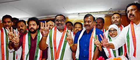 ಬಳ್ಳಾರಿಯ ಮಹಾನಗರ ಪಾಲಿಕೆಯಲ್ಲಿ ನೂತನ ಮೇಯರ್‌ಯಾಗಿ ಆಯ್ಕೆಯಾದ ಪಿ.ಗಾದೆಪ್ಪ ಸಂಭ್ರಮಿಸಿದರು. ಉಪ ಮೇಯರ್ ಬಿ.ಮುಬೀನ್, ರಾಜ್ಯಸಭಾ ಸದಸ್ಯ ನಾಸೀರ್ ಹುಸೇನ್, ಶಾಸಕರಾದ ಬಿ.ನಾಗೇಂದ್ರ, ನಾರಾಭರತರೆಡ್ಡಿ, ಜಿಲ್ಲಾಧ್ಯಕ್ಷ ಅಲ್ಲಂಪ್ರಶಾಂತ್, ಕೆಪಿಸಿಸಿ ವೀಕ್ಷಕ ಆರ್.ವಿ.ವೆಂಕಟೇಶ್ ಇದ್ದರು.