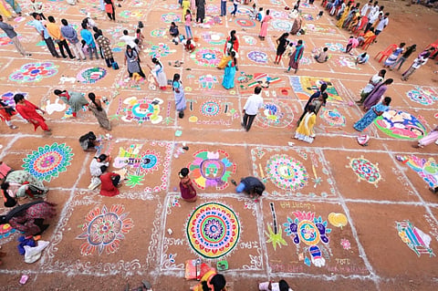 ಬಣ್ಣ ಬಣ್ಣದ ರಂಗೋಲಿ 