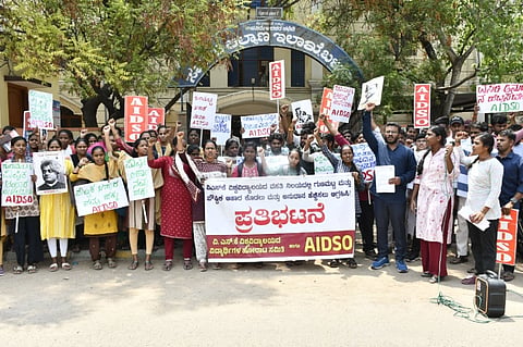 ಬಳ್ಳಾರಿಯ ಸಮಾಜ ಕಲ್ಯಾಣ ಇಲಾಖೆಯ ಮುಂಭಾಗದಲ್ಲಿ ಎಐಡಿಎಸ್‌ಒ ಸಂಘಟನೆ ನೇತೃತ್ವದಲ್ಲಿ ವಿವಿ ವಿದ್ಯಾರ್ಥಿಗಳು ಪ್ರತಿಭಟಿಸಿದರು. ಸಂಘಟನೆ ರಾಜ್ಯ ಕಾರ್ಯದರ್ಶಿ ಅಜಯ್ ಕಾಮತ್, ಪದಾಧಿಕಾರಿಗಳಾದ ಈರಣ್ಣ, ಕಂಬಳಿ ಮಂಜುನಾಥ, ಎಂ.ಶಾಂತಿ ನಿಹಾರಿಕ, ಸಮೀರ್, ವಿದ್ಯಾರ್ಥಿಗಳಾದ ನಿಹಾರಿಕಾ.ಆರ್, ಅರುಣ್, ಭಾಗ್ಯ ಬಾಯಿ, ಮಂಜುನಾಥ, ಹನುಮೇಶ ಬನ್ನಿಕೊಪ್ಪ ಇತರರಿದ್ದರು.
