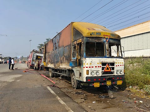 ಲಾರಿಯೊಂದರಲ್ಲಿ ಏಕಾಏಕಿ ಬೆಂಕಿ ಕಾಣಿಸಿಕೊಂಡ ಪರಿಣಾಮ, ಲಾರಿಯಲ್ಲಿದ್ದ 40 ದ್ವಿಚಕ್ರ ವಾಹನಗಳು ಬೆಂಕಿಗೆ ಆಹುತಿಯಾದ ಘಟನೆ ನಡೆದಿದೆ