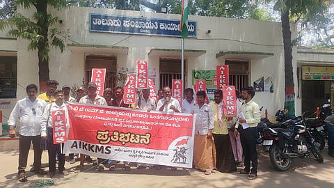 ಬಳ್ಳಾರಿಯ ತಾಪಂ ಕಚೇರಿ ಮುಂಭಾಗದಲ್ಲಿ ಎಐಕೆಕೆಎಂಎಸ್ ರೈತ ಸಂಘಟನೆಯಿಂದ ಜಿ ರಾಮ್ ಜಿ ಕಾಯ್ದೆ ರದ್ಧತಿಗಾಗಿ ಪ್ರತಿಭಟನೆ ನಡೆಯಿತು. ಸಂಘಟನೆ ಜಿಲ್ಲಾಧ್ಯಕ್ಷ ಗೋವಿಂದ್, ಪದಾಧಿಕಾರಿಗಳಾದ ಈ.ಹನುಮಂತಪ್ಪ, ಗುರಳ್ಳಿ ರಾಜ, ಕಾಸಿಂ ಸಾಬ್, ಹೊನ್ನೂರಪ್ಪ, ಗೋಪಾಲಗೌಡ, ಸ್ವಾಮಿ, ದಸ್ತಗಿರಿ ಸಾಬ್, ಸಿದ್ದಪ್ಪ, ಕೆಂಚಮಾಳಪ್ಪ, ಮರಿನಾಗ ಇತರರಿದ್ದರು