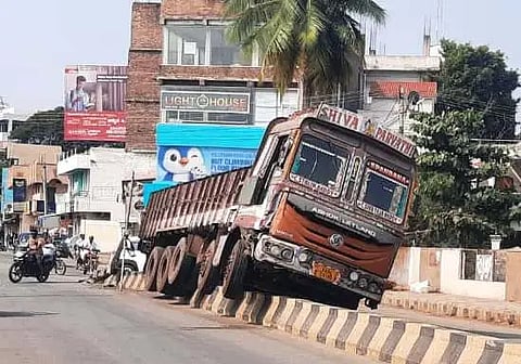 ಬಳ್ಳಾರಿಯ ಮೋಕಾ ರಸ್ತೆಯಲ್ಲಿ ಚಾಲಕನ ನಿಯಂತ್ರಣ ತಪ್ಪಿ ಲಾರಿಯೊಂದು ಡಿವೈಡರ್ ಮೇಲೆ ಹತ್ತಿದಿದೆ.