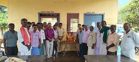 ಸಿರಿಗೇರಿ ಗ್ರಾಮದ ಬಸ್ ನಿಲ್ದಾಣದಲ್ಲಿ ಕಲ್ಯಾಣ ಕರ್ನಾಟಕ ರಾಜ್ಯ ರಸ್ತೆ ಸಾರಿಗೆ ಸಂಸ್ಥೆ ಯಿಂದ ಡಾ. ಬಿ.ಆರ್.ಅಂಬೇಡ್ಕರ್ ಜಯಂತಿ ಆಚರಿಸಲಾಯಿತು. ಕಸಾಪ ತಾಲೂಕು ಮಾಜಿ ಅಧ್ಯಕ್ಷ ಎಸ್.ಎಂ.ನಾಗರಾಜ ಸ್ವಾಮಿ, ಕೆಕೆಆರ್‌ಟಿಸಿ ಸಿಬ್ಬಂದಿ ಹನುಮಂತಪ್ಪ, ವೇದಮೂರ್ತಿ, ಸಿ.ಎಂ.ಸಿದ್ದಯ್ಯ ಸ್ವಾಮಿ, ಗ್ರಾಮಸ್ಥರಾದ ವಿ.ರೇಣುಕಪ್ಪ, ಬಿ.ಸೋಮಶೇಖರಪ್ಪ, ಕರಿಬಸಪ್ಪ, ನಾಗರಾಜ, ಮಲ್ಲಿಕಾರ್ಜುನ ಇತರರರಿದ್ದರು.