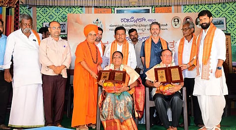 ಕಪ್ಪಗಲ್ ಗ್ರಾಮದಲ್ಲಿ ಆಯೋಜಿಸಿದ್ದ ನಾಟಕೋತ್ಸವದಲ್ಲಿ  ಕಲಾವಿದರಾದ ಆದವಾನಿ ವೀಣಾ, ಶ್ರೀಧರ ಹೆಗಡೆ ಅವರಿಗೆ ರಾಜ್ಯಮಟ್ಟದ ಸಾಂಸ್ಕೃತಿಕ ಸಾರ್ವಭೌಮ ಜೋಳದರಾಶಿ ದೊಡ್ಡನಗೌಡ ರಂಗತೋರಣ ಪುರಸ್ಕಾರ ಪ್ರದಾನ ಮಾಡಲಾಯಿತು. ಎಂಎಲ್ಸಿ ಸಿ.ಟಿ.ರವಿ, ಉರವಕೊಂಡ ಮಠದ ಡಾ.ಕರಿಬಸವ ರಾಜೇಂದ್ರ ಸ್ವಾಮೀಜಿ, ರಂಗತೋರಣ ಸಂಸ್ಥೆಯ ಅಧ್ಯಕ್ಷ ಪ್ರೊ.ಭೀಮಸೇನ, ಕಾರ್ಯದರ್ಶಿ ಪ್ರಭುದೇವ ಕಪ್ಪಗಲ್, ಸಿಎ ಎರ‌್ರಿಸ್ವಾಮಿ ಚಿಲ್ಕರಾಯಿ, ಎಪಿಎಂಸಿ ಉಪಾಧ್ಯಕ್ಷ ರಾಮಣ್ಣ ಇತರರಿದ್ದರು.