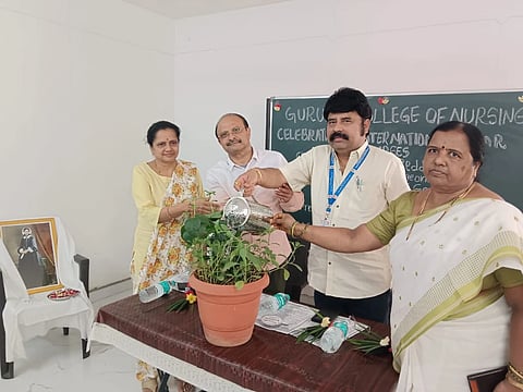 ಬಳ್ಳಾರಿಯ ಗುರುದೇವ ನರ್ಸಿಂಗ್ ಕಾಲೇಜಿನಲ್ಲಿ  ಆಯೋಜಿಸಿದ್ದ ಅಂತರಾಷ್ಟ್ರೀಯ ಶೂಶ್ರಕರ ದಿನಾಚರಣೆ ಕಾರ್ಯಕ್ರಮವನ್ನು ಜಿಲ್ಲಾ ಸರ್ಜನ್ ಡಾ.ಎನ್.ಬಸರೆಡ್ಡಿ ಉದ್ಘಾಟಿಸಿದರು. ವೈದ್ಯ ಡಾ. ಸೋಮೇಶ್ವರ ಎಫ್. ಗಡ್ಡಿ, ಜಿಲ್ಲಾಸ್ಪತ್ರೆಯ ಅಧೀಕ್ಷಕಿ ವೀಮಲಾಕ್ಷಿ , ಪ್ರೊ.ಶಿರಿಷಾ ಇದ್ದರು.