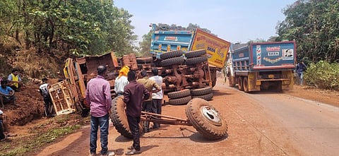 ಸಂಡೂರಿನ ನಾರಿಹಳ್ಳ ಜಲಾಶಯದ ಬಳಿ ಲಾರಿಗಳೆರಡು ತುಂಡಾಗಿ ಬಿದ್ದಿರುವುದು.