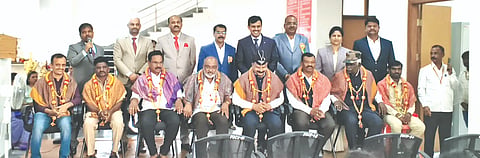 ಯಾದಗಿರಿ ಜಿಲ್ಲಾ ನ್ಯಾಯಾಲಯದಲ್ಲಿ ಶನಿವಾರ ಆಯೋಜಿಸಿದ ಸ್ವಾತಂತ್ರ‍್ಯ ದಿನ ಕಾರ್ಯಕ್ರಮದಲ್ಲಿ ವಿವಿಧ ಕ್ಷೇತ್ರದ ಸಾಧಕರಿಗೆ ಜಿಲ್ಲಾ ಸತ್ರ ಮತ್ತು ಪ್ರಧಾನ ನ್ಯಾಯಾಽÃಶ ಮರುಳಸಿದ್ಧರಾಧ್ಯ ಎಚ್.ಜೆ. ಸನ್ಮಾನಿಸಿದರು. ಪ್ರಧಾನ ಸಿವಿಲï ನ್ಯಾಯಾಽÃಶ ಅರುಣ ಚೌಗಲೆ, ಬಾಳಾಸಾಹೇಬ್ ವಡವಾಡೆ, ಮರಿಯಪ್ಪ, ಸಿ.ಎಸ್. ಪಾಟೀಲï ಇತರರಿದ್ದರು.