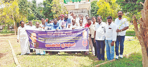 ತಿ.ನರಸೀಪುರ ಪಟ್ಟಣದ ತಾಲೂಕು ಕಚೇರಿ ಮುಂಭಾಗದ ಉದ್ಯಾನವನದಲ್ಲಿರುವ ಅಂಬೇಡ್ಕರ್ ಪ್ರತಿಮೆ ಬಳಿ ಶನಿವಾರ ದಸಂಸ ಕಾರ್ಯಕರ್ತರು, ಮುಖಂಡರು ಪ್ರತಿಭಟನೆ ನಡೆಸಿದರು. ಶಿವಕುಮಾರ್, ಸೋಮಣ್ಣ, ಸೋಮಶೇಖರ್, ಗಂಗಾದರ್, ರಜನಿ, ನಾಗೇಶ ಇತರರು ಇದ್ದರು.