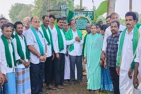 ಆನವಟ್ಟಿ ಸಮೀಪದ ಮೂಗೂರು ಗ್ರಾಮದಲ್ಲಿ ರಾಜ್ಯ ರೈತ ಸಂಘದ ಗ್ರಾಮ ಘಟಕದ ನಾಮಫಲಕವನ್ನು ರೈತ ಮುಖಂಡ ಕೆ.ಟಿ.ಗಂಗಾಧರ್ ಅನಾವರಣಗೊಳಿಸಿದರು. ಈರಪ್ಪ ಪ್ಯಾಟಿ, ಹಾಲೇಶಪ್ಪ ಗೌಡ, ಶಿವಪ್ಪ, ಮಮತಾ, ರತ್ನಾ ಇತರರಿದ್ದರು.