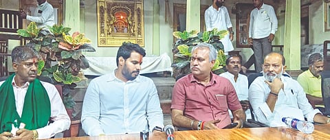 ಬಸವನಬಾಗೇವಾಡಿ ತಾಲೂಕಿನ ಮನಗೂಳಿ ಪಟ್ಟಣದ ಅಪ್ಪುಗೌಡ ಪಾಟೀಲ ಅವರ ನಿವಾಸದಲ್ಲಿ ಸುದ್ದಿಗೋಷ್ಠಿಯಲ್ಲಿ ನಿಖಿಲ್ ಕುಮಾರಸ್ವಾಮಿ ಮಾತನಾಡಿದರು. ಕೃಷ್ಣಾ ರಡ್ಡಿ, ಸಿ.ಬಿ. ಸುರೇಶ ಬಾಬು, ಚಂದ್ರಶೇಖರ, ರಾಜು ಗೌಡ ಪಾಟೀಲ ಇತರರಿದ್ದರು.