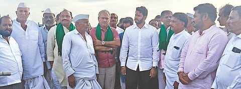 ಬಸವನಬಾಗೇವಾಡಿ ತಾಲೂಕಿನ ಉಕ್ಕಲಿಯಲ್ಲಿ ಬರ ಅಧ್ಯಯನಕ್ಕಾಗಿ ಆಗಮಿಸಿದ್ದ ಜೆಡಿಎಸ್ ಯುವ ಘಟಕದ ಅಧ್ಯಕ್ಷ ನಿಖಿಲ್ ಕುಮಾರಸ್ವಾಮಿ ರೈತರಿಂದ ಮನವಿ ಪತ್ರ ಸ್ವೀಕರಿಸಿದರು.
