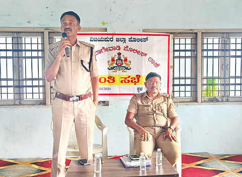 ಬಸವನಬಾಗೇವಾಡಿ ಬಸವೇಶ್ವರ ಯಾತ್ರಾ ನಿವಾಸದಲ್ಲಿ ಪಟ್ಟಣ ಸೇರಿ ಬಸವನಬಾಗೇವಾಡಿ ಪೊಲೀಸ್ ಠಾಣೆಯ ವ್ಯಾಪ್ತಿಯಲ್ಲಿ ಬರುವ ಹಳ್ಳಿಗಳ ಹಿಂದೂ-ಮುಸ್ಲಿಂ ಮುಖಂಡರೊಂದಿಗೆ ಮೊಹರಂ ಹಬ್ಬದ ಶಾಂತಿ ಸಭೆಯ ಅಧ್ಯಕ್ಷತೆ ವಹಿಸಿ ಡಿವೈಎಸ್ಪಿ ಚಂದ್ರಕಾಂತ ನಂದರಡ್ಡಿ  ಮಾತನಾಡಿದರು. ಪಿ.ಐ.ಗುರುಶಾಂತ ದಾಶ್ಯಾಳ ಇದ್ದರು.