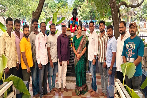 ಬೀರೂರಿನನ ಕೆಎಸ್‌ಆರ್‌ಟಿಸಿ ಬಸ್ ನಿಲ್ದಾಣದ ಎದುರಿರುವ ಡಾ.ಬಿ.ಆರ್.ಅಂಬೇಡ್ಕರ್ ಪುತ್ಥಳಿಗೆ ಬಿಜೆಪಿ ಜಿಲ್ಲಾ ಉಪಾಧ್ಯಕ್ಷೆ ಸವಿತಾ ರಮೇಶ್ ಮಾಲಾರ್ಪಣೆ ಮಾಡಿದರು. 
