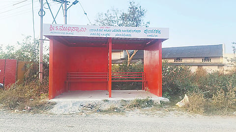 ವರ್ಷದಲ್ಲೇ ಶಿಥಿಲಗೊಂಡ ತಂಗುದಾಣ shelter