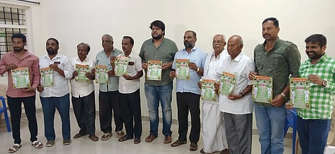 ಚನ್ನಪಟ್ಟಣದ ಪ್ರವಾಸಿ ಮಂದಿರದಲ್ಲಿ ಡಾ. ಯತೀಂದ್ರ ಸಿದ್ದರಾಮಯ್ಯ ಅಭಿಮಾನಿ ಬಳಗದಿಂದ ಹಮ್ಮಿಕೊಂಡಿದ್ದ ಸುದ್ದಿಗೋಷ್ಠಿಯಲ್ಲಿ ಕರಪತ್ರ ಬಿಡುಗಡೆ ಮಾಡಲಾಯಿತು. ಅಧ್ಯ ನವಿಲೇಶ್​, ಸಮುದಾಯದ ಮುಖಂಡರಾದ ಶಿವಬೀರಯ್ಯ, ಕೆರೆಮೇಗಳದೊಡ್ಡಿ ಪೈಲ್ವಾನ್​ ಅಪ್ಪಾಸ್ವಾಮಿ, ತೂಬಿನಕೆರೆ ದೊಡ್ಡಹುಚ್ಚಯ್ಯ, ನಿವೃತ್ತ ಶಿಕ ರಾಮಕೃಷ್ಣಪ್ಪ, ನಿವೃತ್ತ ಪೊಲೀಸ್​ ಕೋಟೆ ನಾರಾಯಣ್​ ಇದ್ದರು.