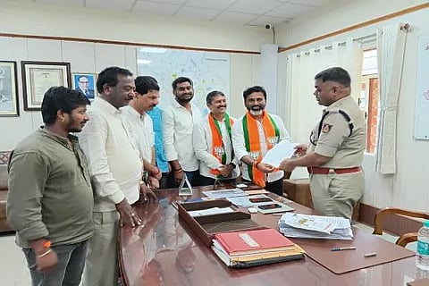 ಚಿಕ್ಕಮಗಳೂರು ಎಸ್‌ಪಿ ಜಿತೇಂಧ್ರ ಕುಮಾರ್‌ ದಯಾಮ ಅವರಿಗೆ ಮನವಿ ಸಲ್ಲಿಸಿದ ಬಿಜೆಪಿ ಮುಖಂಡರು ವಿವಿಧ ಬ್ಯಾಂಕುಗಳಲ್ಲಿ ಬಡವರು, ಕೂಲಿ ಕಾರ್ಮಿಕರು, ಕೃಷಿಕರ ಹೆಸರಿನಲ್ಲಿ ಖಾತೆಗಳನ್ನು ತೆರೆದು ಬಹುಕೋಟಿ ರೂ.ಗಳ ಹಗರಣ ನಡೆಸಿರುವ ಪ್ರಕರಣವನ್ನು ಸಿಬಿಐ ಅಥವಾ ಇಡಿ ತನಿಖೆಗೆ ಒಪ್ಪಿಸಬೇಕೆಂದು ಒತ್ತಾಯಿಸಿದರು.