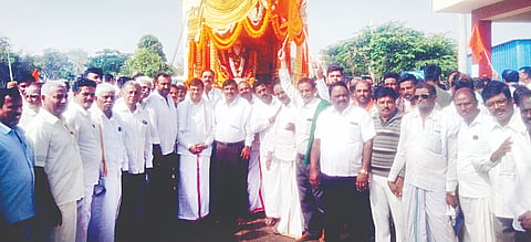 ತಿ.ನರಸೀಪುರ ಪಟ್ಟಣದ ಹೆಳವರಹುಂಡಿ ಬಳಿ ಸೋಮವಾರ ಮಳವಳ್ಳಿಗೆ ತೆರಳುತ್ತಿದ್ದ ಶ್ರೀ ಶಿವರಾತ್ರಿಶ್ವರ ಶಿವಯೋಗಿಗಳ ರಥವನ್ನು ಅದ್ದೂರಿಯಾಗಿ ಬರಮಾಡಿಕೊಳ್ಳಲಾಯಿತು. ಮಂಜುನಾಥ್ ಬುದ್ಧಿ, ಸಿದ್ಧಪ್ಪ, ಪಿ.ನಟರಾಜ್, ಕುಮಾರಸ್ವಾಮಿ, ಸೋಮಶೇಖರಪ್ಪ, ಎಚ್.ಬಿ.ಚಿಕ್ಕನಂಜಯ್ಯ, ಮೂರ್ತಿ, ಎಸ್.ಕೆ.ಕಿರಣ ಇತರರು ಇದ್ದರು.